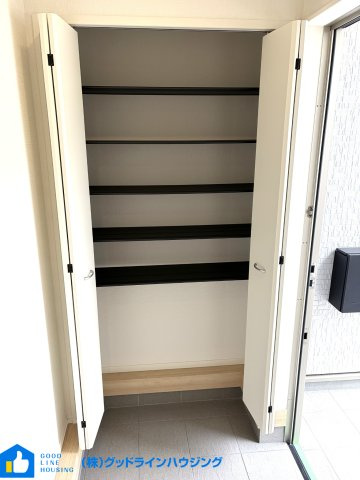 クレイドルガーデン郷瀬町第2　１号棟の玄関|下駄箱、豊富な収納量