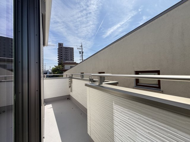 天白区島田3期｜名古屋市の戸建ならホームアップのバルコニー|２部屋から行き来できるバルコニー