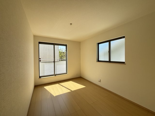 天白区島田3期｜名古屋市の戸建ならホームアップの内装|バルコニーに面した２階洋室