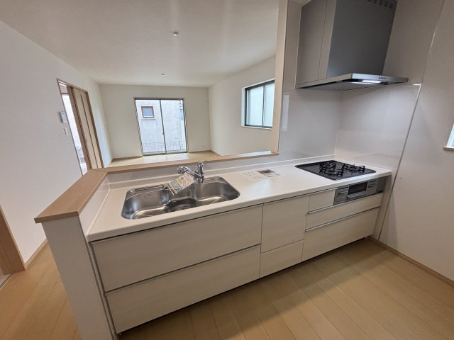 天白区島田3期｜名古屋市の戸建ならホームアップのキッチン|ご家族と会話しながらお料理できる対面キッチン