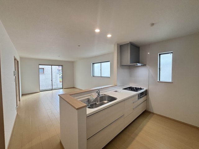 天白区島田3期｜名古屋市の戸建ならホームアップのキッチン|南から日差しが差し込み明るいリビング