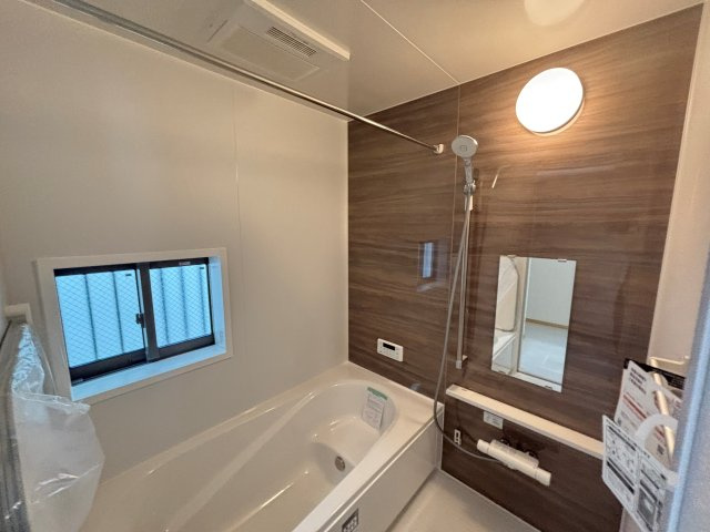 天白区島田3期｜名古屋市の戸建ならホームアップの浴室|雨の日でも洗濯物が乾かせる乾燥機能や寒い季節の予防暖房、24時間換気機能も備わっています