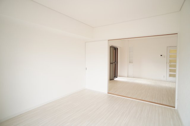 ライオンズマンション学園前の洋室