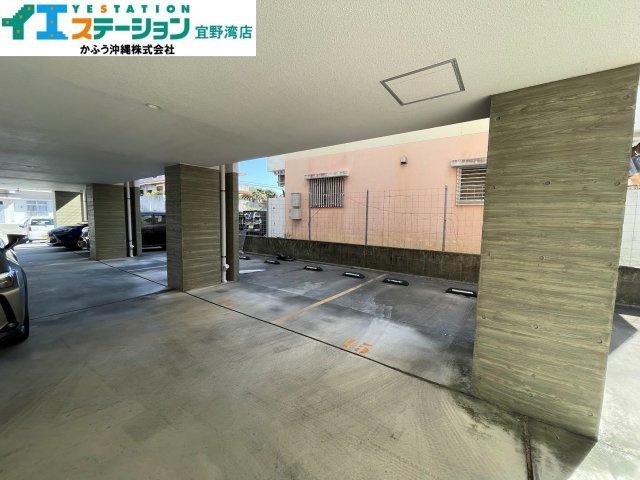 【毎年賃料上昇中！】築浅！28世帯満室１棟マンション！！の駐車場