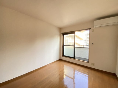 【居間・リビング】 | グランソレイユＫ＆Ｊ壱番館 | こちらのリビングで趣味の時間をお楽しみください