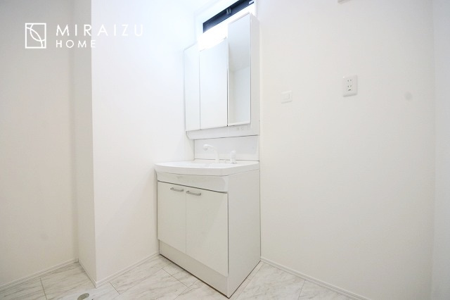 【独立洗面台】 | 洗濯機置き場、脱衣スペースもしっかりと確保されている洗面室。
水回りが集結した間取りなので、お料理やお洗濯物、お掃除の同時進行も可能です。