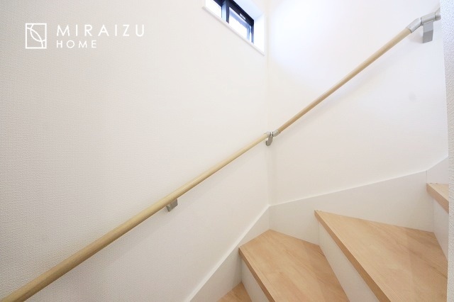 【内装】 | 安全性に配慮した手すり、清潔感や明るい陽光を取り入れてくれる窓がある階段。LED照明付きでお財布にもやさしいつくり。