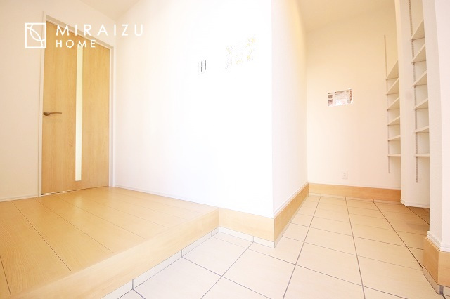 【玄関】 | 暮らしやすさを考えたプランで快適な現地ロケーションを実現。安らぎに満たされる、ゆとりのある日々を過ごせます♪