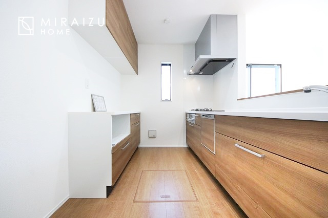 【キッチン】 | 収納に様々な工夫がされていて出しやすく片付けやすい、散らかりにくいキッチンになっています！人工大理石の天板や深型シンクなど、デザイン性と機能性を兼ね備えているので見せたいキッチンになっています。