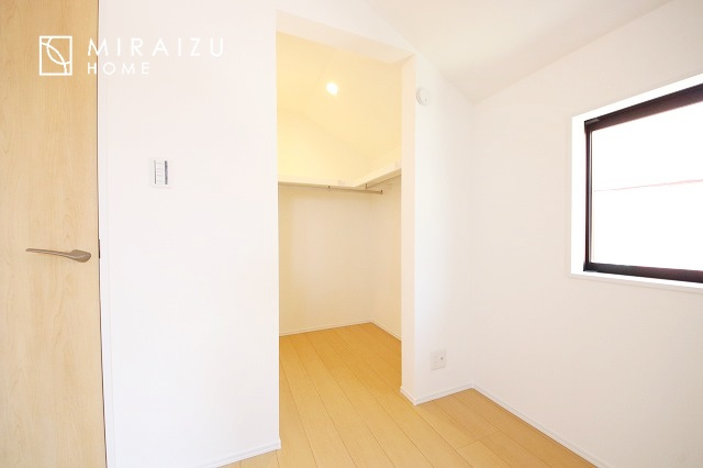 【洋室】 | プライバシー性と開放感を高める住環境。陽当たりの良い開かれたロケーションを活かし、心地よい暮らしをプランニング