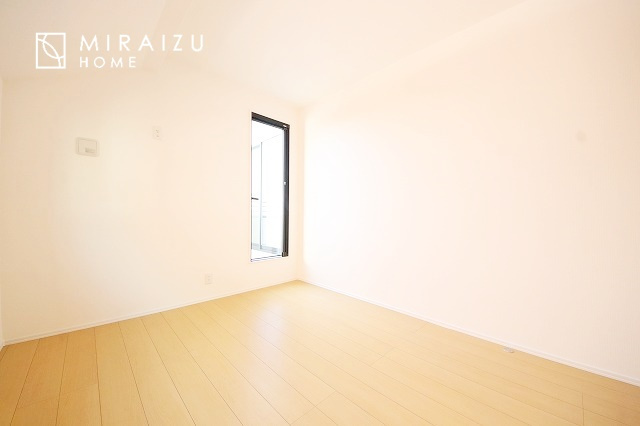 【洋室】 | 暮らしやすさを考えたプランで快適な現地ロケーションを実現。安らぎに満たされる、ゆとりのある日々を過ごせます♪