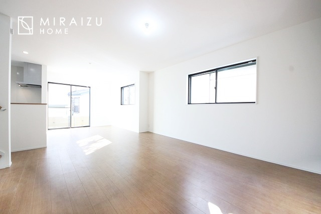 【居間・リビング】 | お子さんが宿題をしたり、ちょっとした作業もできる、家族みんながそれぞれの時間を過ごせるリビングです。