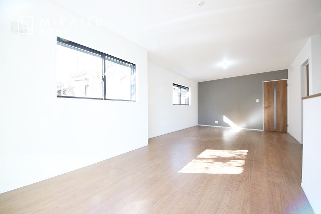 【居間・リビング】 | 食事を取るスペースもリラックスしてくつろげるスペースもお子さんが勉強するスペースも兼ね備えたリビングダイニング。