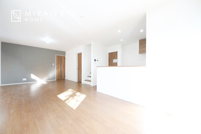 【居間・リビング】 | 窓が多いと温かな太陽の光と心地いい風が室内へと入ります。家族が集まるリビングは明るく過ごしやすいつくりです。窓が多いお家は住みやすい証です。