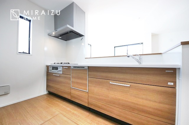 【キッチン】 | 広々としたキッチンは大きな深型シンク、3口コンロ、換気扇、大きなお鍋から小物まで取り出しやすさを考えられた引き出し収納の付いたシステムキッチンです。