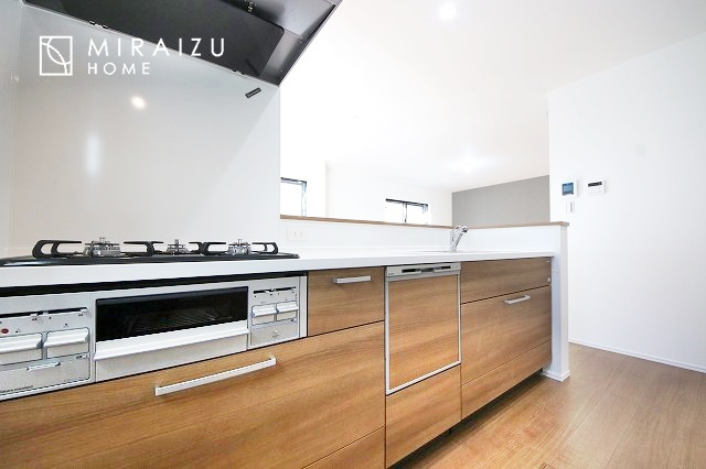 【キッチン】 | 収納力と機能性を備えたシステムキッチン。圧力鍋や大きなフライパンなどの調理器具から調味料など幅広く収納し、お料理のしやすいつくりになっています。