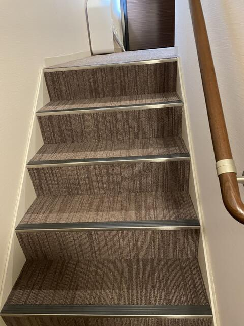 レコルト中野の内装|階段です