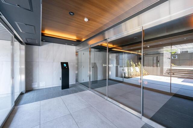 ラフィスタ鷺ノ宮のエントランス|開放感ある共用部でホテルライクな印象 