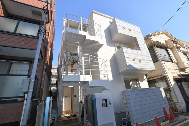 ドゥ・プリュムの外観|3階建の低層レジデンス。圧迫感が少なく住環境も穏やかです。