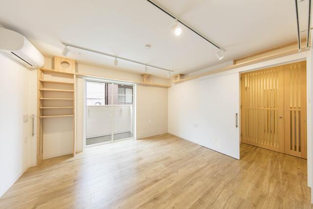 ドゥ・プリュムの内装|木目×白基調の明るい室内。家具が合わせやすいナチュラルテイストです。