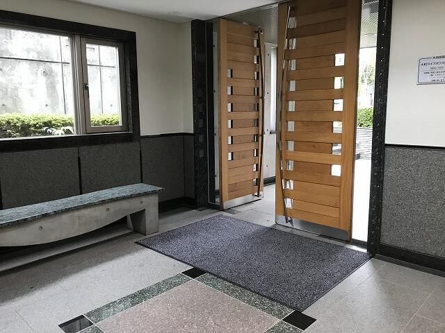 ステラメゾン下北沢のエントランス|建物の内部です
