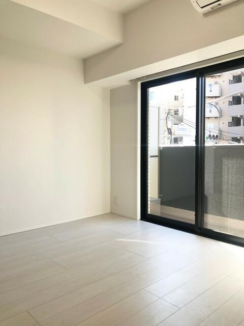 ＫＮＯＴＳ大山の内装|落ち着いた色味のフローリングで、家具を選ばずコーディネートしやすいお部屋です。