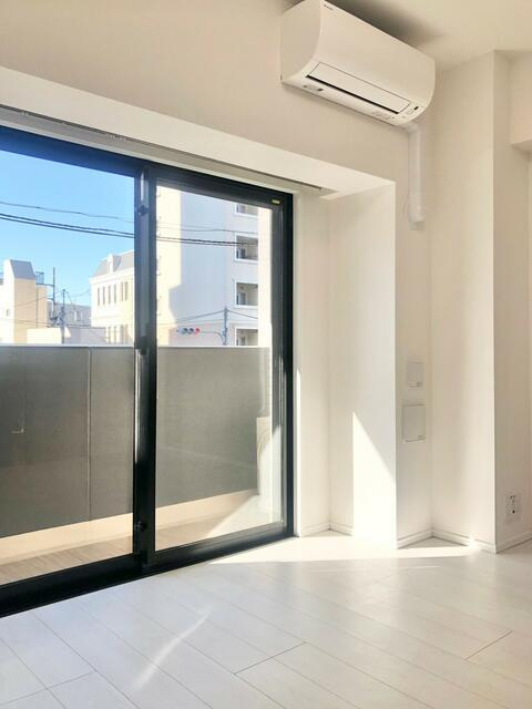 ＫＮＯＴＳ大山の内装|大きめの窓で明るい室内。日中は自然光が入り、気持ちよく過ごせます。