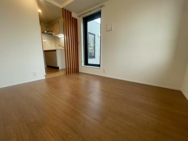 ＢＬＡＮＣＣＯＵＲＴ阿佐ヶ谷の居間・リビング|木目×白基調の落ち着いた空間で、家具配置もしやすいLDKです。