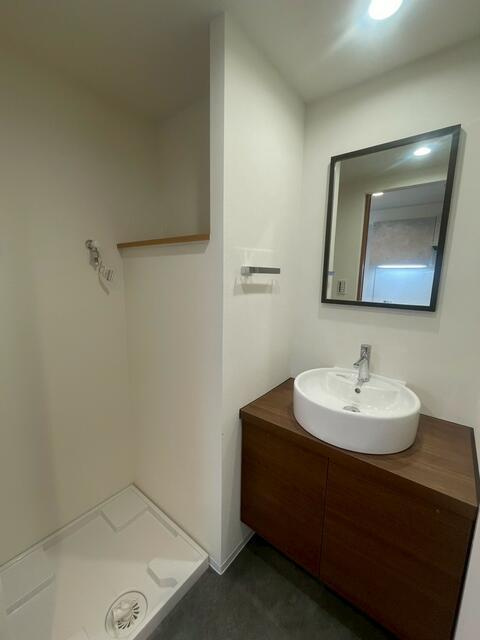 ＢＬＡＮＣＣＯＵＲＴ阿佐ヶ谷の洗面所|独立洗面台付きで、朝の支度も快適に行えます。