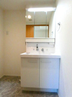 ラ・カーサ・ビアンカの独立洗面台|朝の支度にも助かる、独立の洗髪洗面化粧台