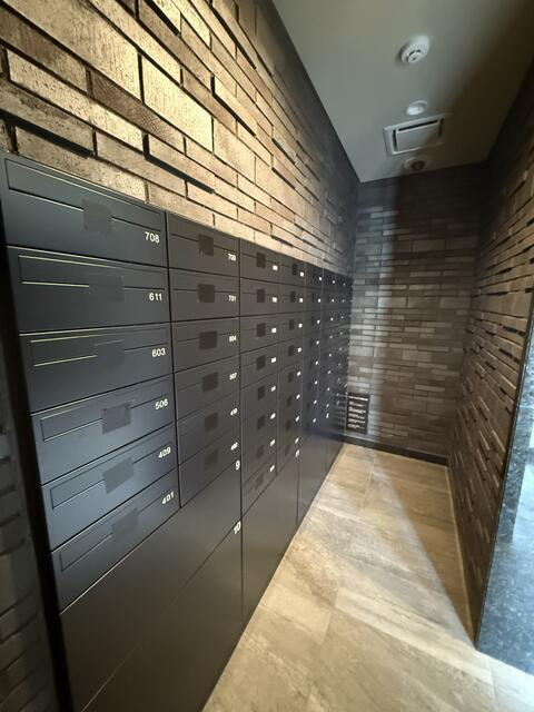 クレストコート中野富士見町の設備|ポストと宅配ボックスです