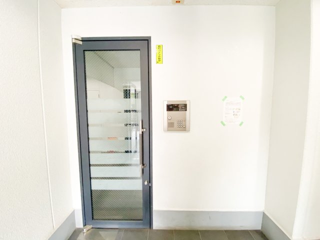 ホワイトヴィラ杉本の玄関