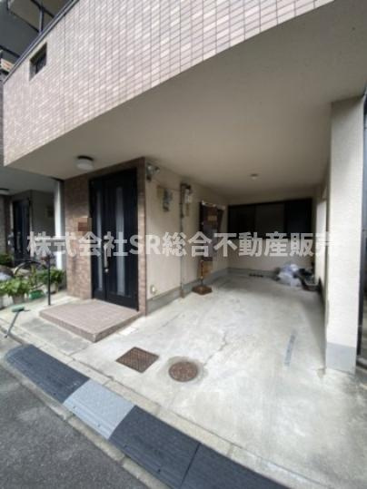 稲葉1丁目中古戸建の駐車場|お車をお持ちの方には嬉しい駐車場はビルトインガレージです！自転車・バイクも置けます。