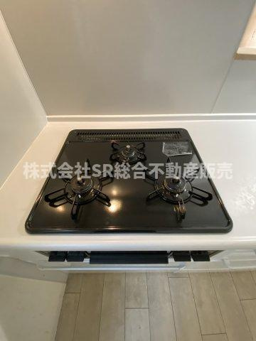 稲葉1丁目中古戸建のキッチン|3口コンロ、グリル付き♪