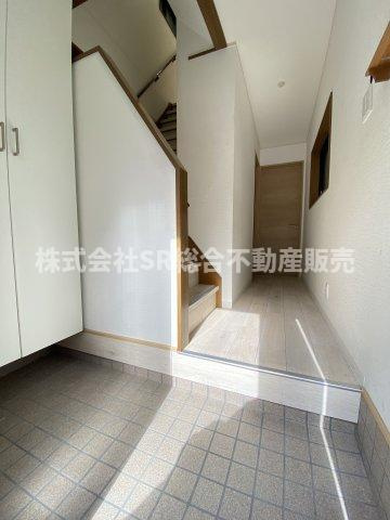 稲葉1丁目中古戸建の玄関|玄関にはシューズボックスもございます！