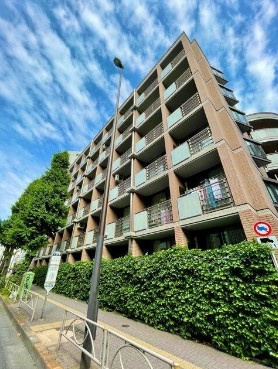 【外観】 | レジディア笹塚 | 鉄筋コンクリート造のがっちりとした建物。