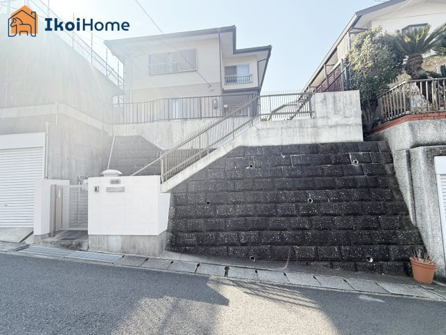 神戸市西区秋葉台3丁目　中古戸建の前面道路含む現地写真|前面道路は幅員約6.5ｍとゆったりですので、安心して駐車して頂けます。