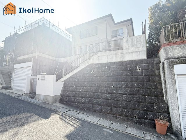 神戸市西区秋葉台3丁目　中古戸建のエントランス|●年中無休：当日予約可●木津小学校までは徒歩7分、桜が丘中学校までは徒歩11分、通学に便利な立地です