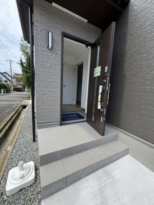 【玄関】 | 神戸市西区南別府4丁目　新築戸建B号棟　仲介手数料無料！ | 毎日通る玄関はこちらです