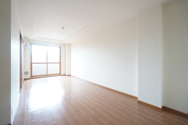 パレスコートの居間・リビング|ご見学・ご契約時の送迎可能！