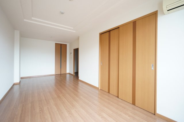 パレスコートの居間・リビング|水曜日、営業時間外もご相談ください！