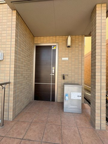 園原戸建貸家　B棟のエントランス