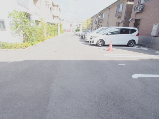 パームコート西原の駐車場