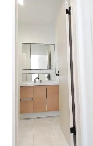 佐伯区三宅3丁目　№36528の独立洗面台|三面鏡裏収納があるので
小物もスッキリ収納できます。