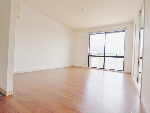 安芸郡海田町畝１丁目のアパートの居間・リビング