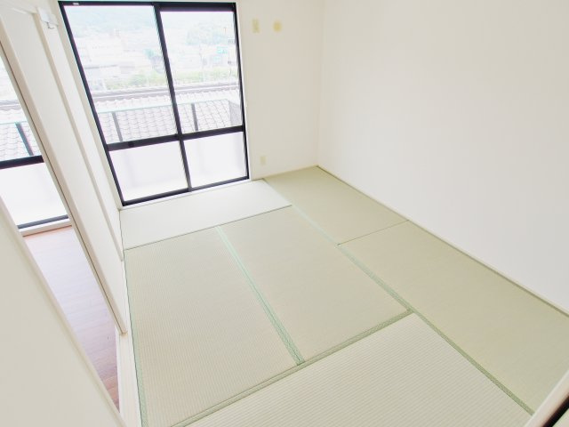 安芸郡海田町畝１丁目のアパートの和室