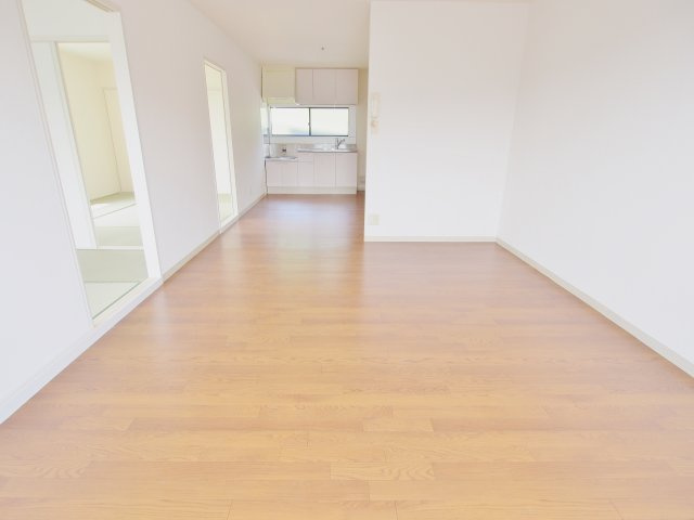 安芸郡海田町畝１丁目のアパートの居間・リビング