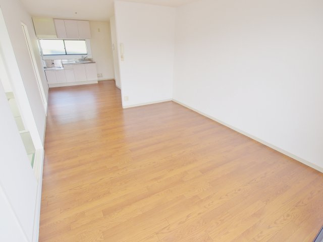 安芸郡海田町畝１丁目のアパートの居間・リビング