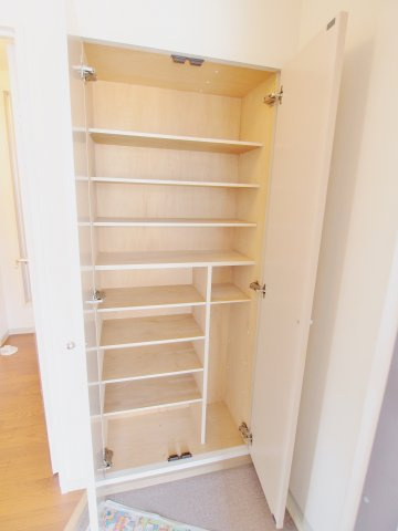 安芸郡海田町畝１丁目のアパートの玄関