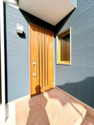 入間市下藤沢　中古戸建の玄関